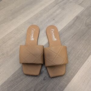 L'INTERVALLE/Tan Quilted Sandals Sz 37